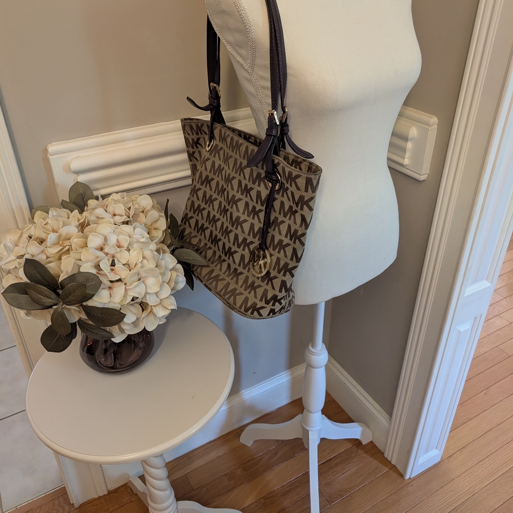 Michael Kors Brown Shoulder Bag with Elegant Design